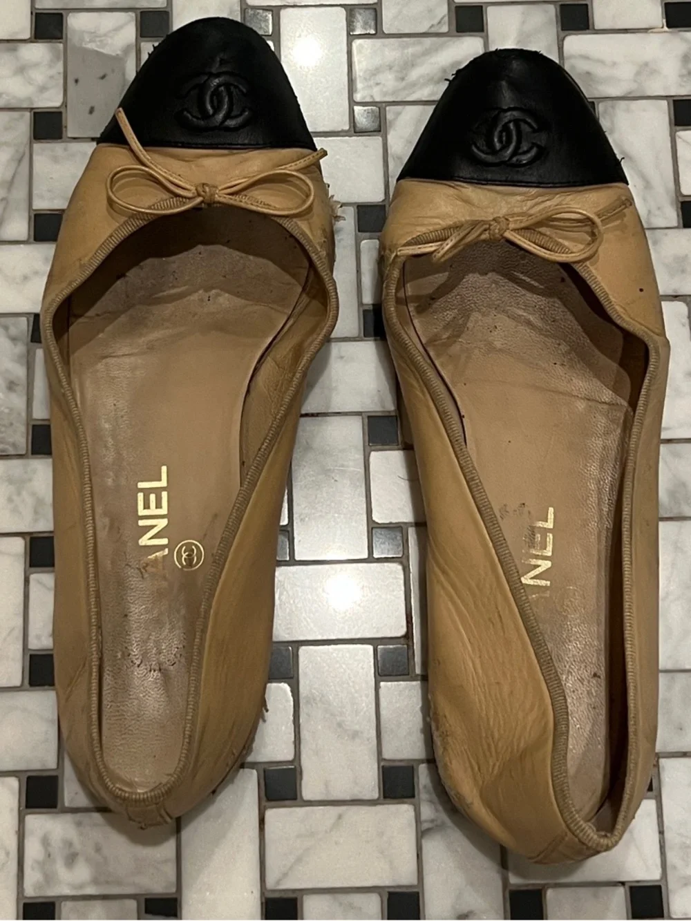 CHANEL Beige and Black Cap-Toe Leather Ballet Flats - Picture 5 of 5
